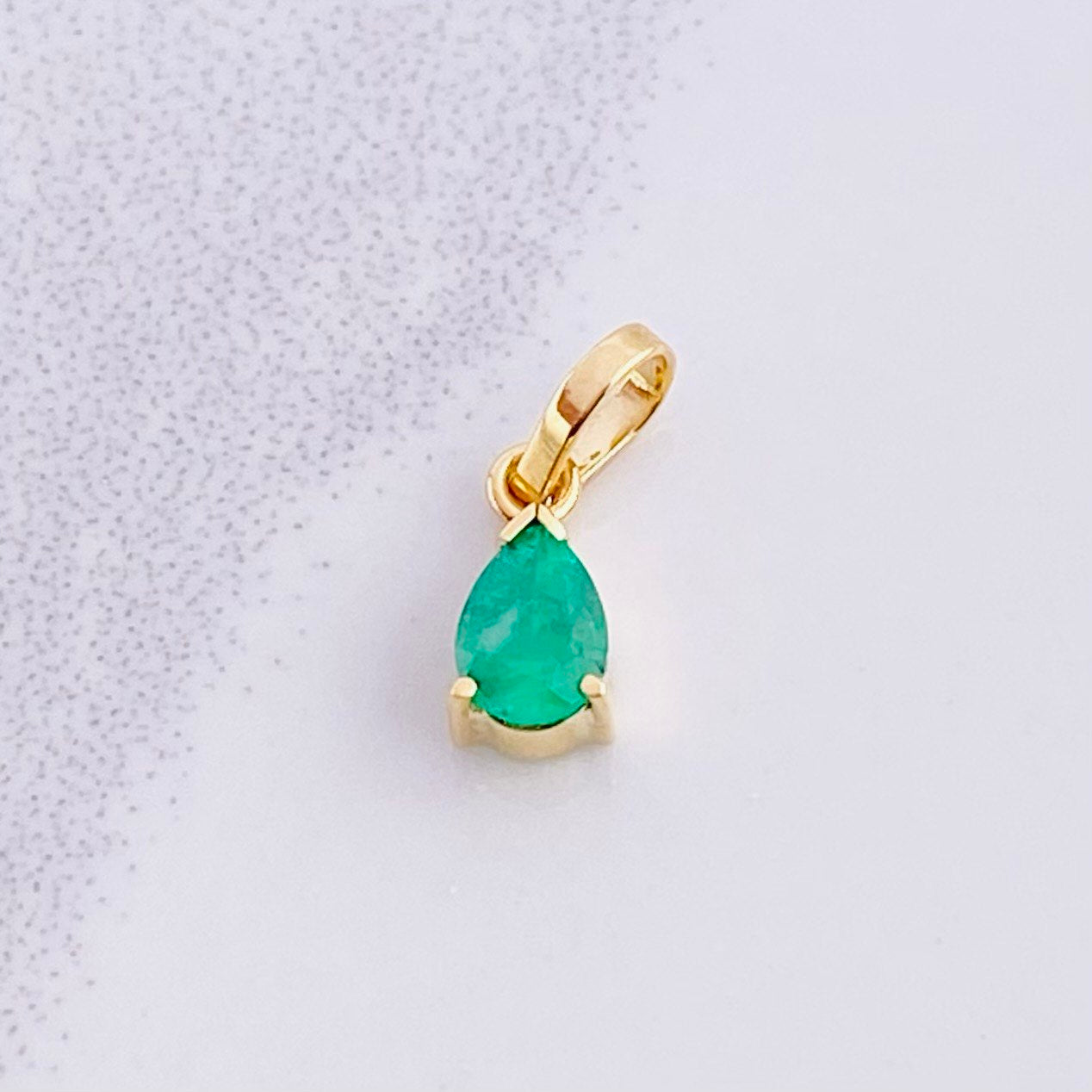 Dije Gota Esmeralda 30pts 0.45g / 1.3cm Oro Amarillo 18K