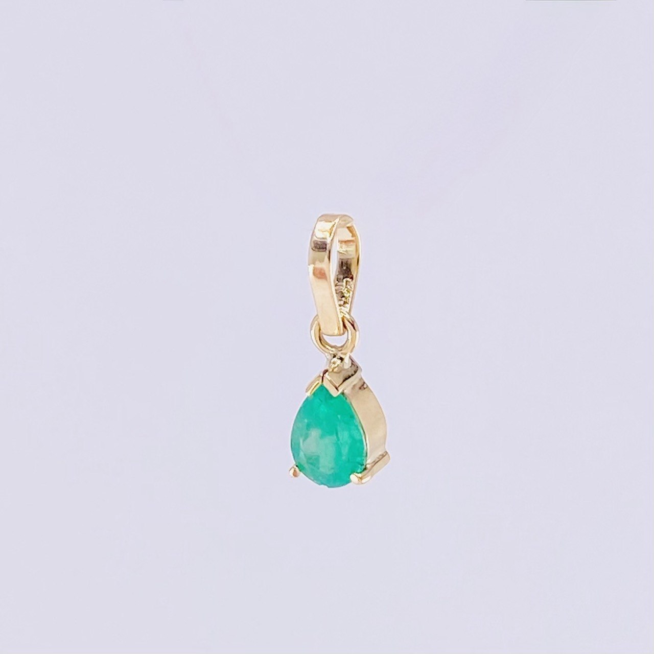 Dije Gota Esmeralda 30pts 0.45g / 1.3cm Oro Amarillo 18K