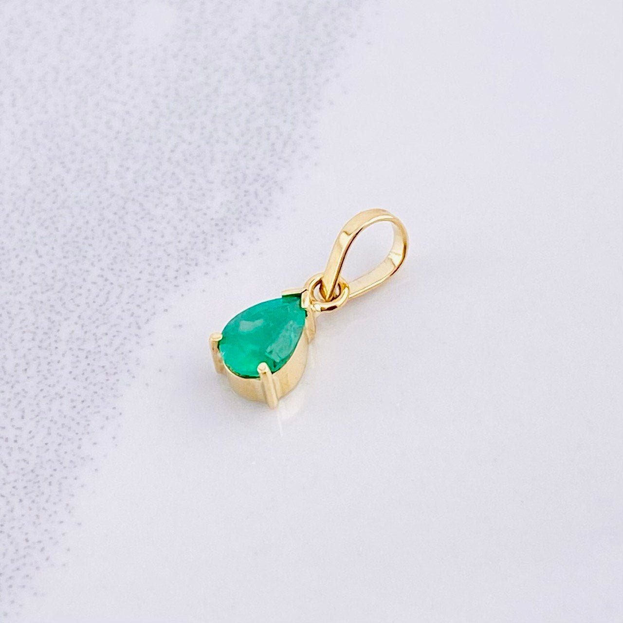 Dije Gota Esmeralda 30pts 0.45g / 1.3cm Oro Amarillo 18K