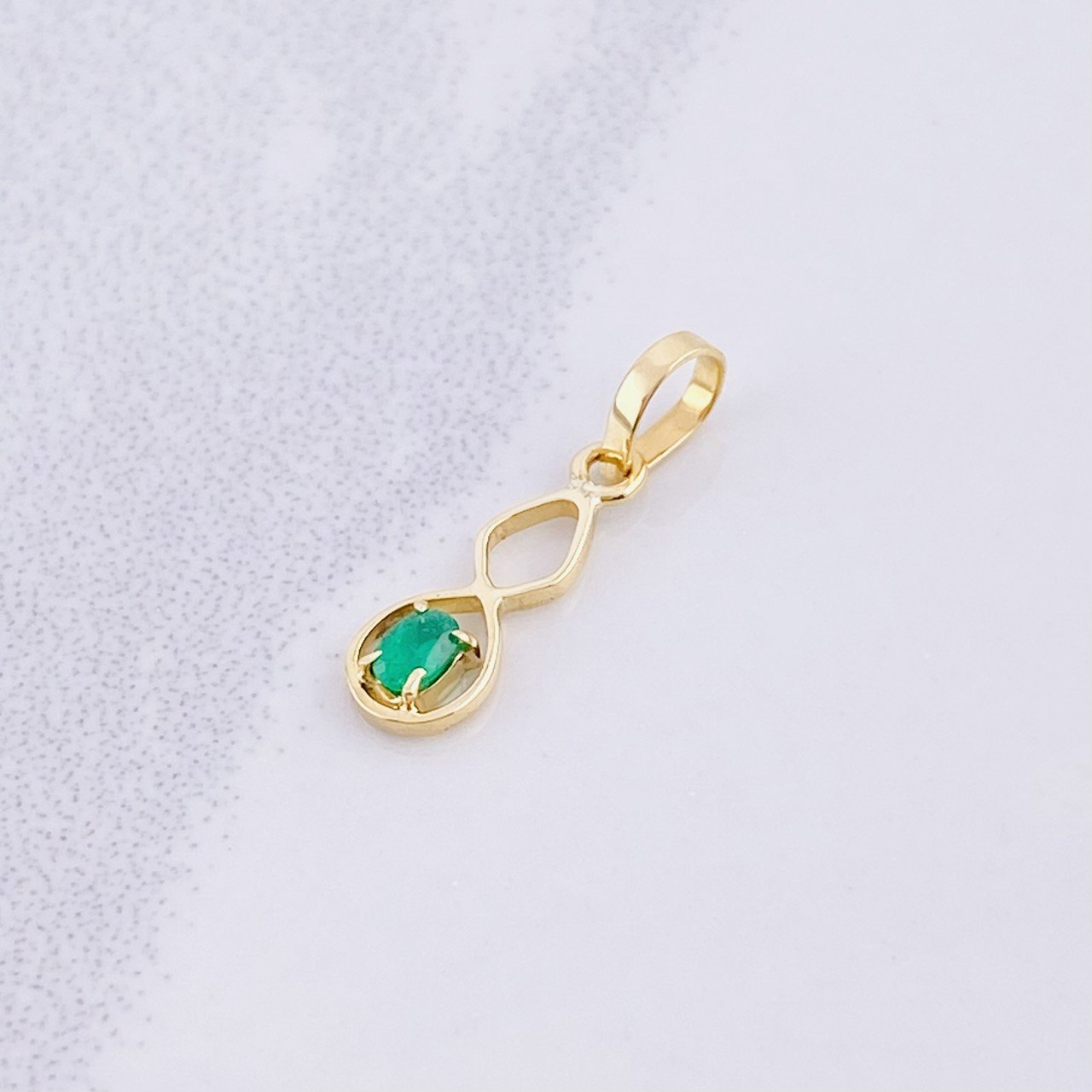 Dije Infinito Esmeralda 6pts 0.3g / 1.6cm Oro Amarillo 18K