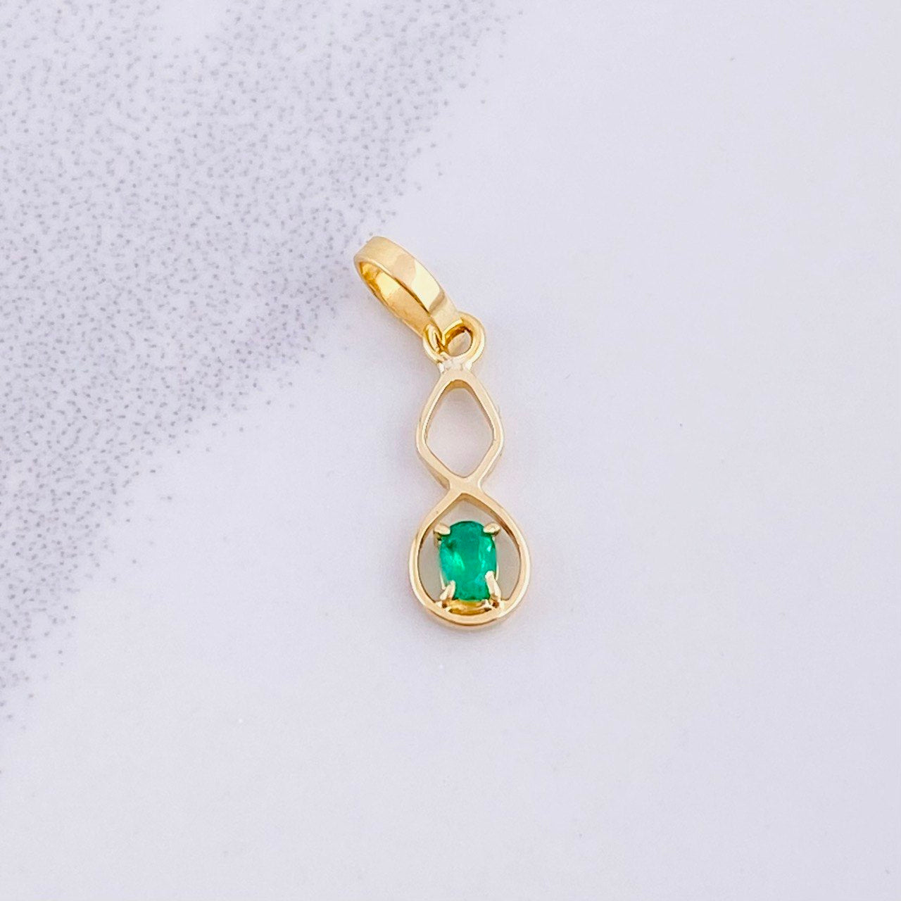 Dije Infinito Esmeralda 6pts 0.3g / 1.6cm Oro Amarillo 18K