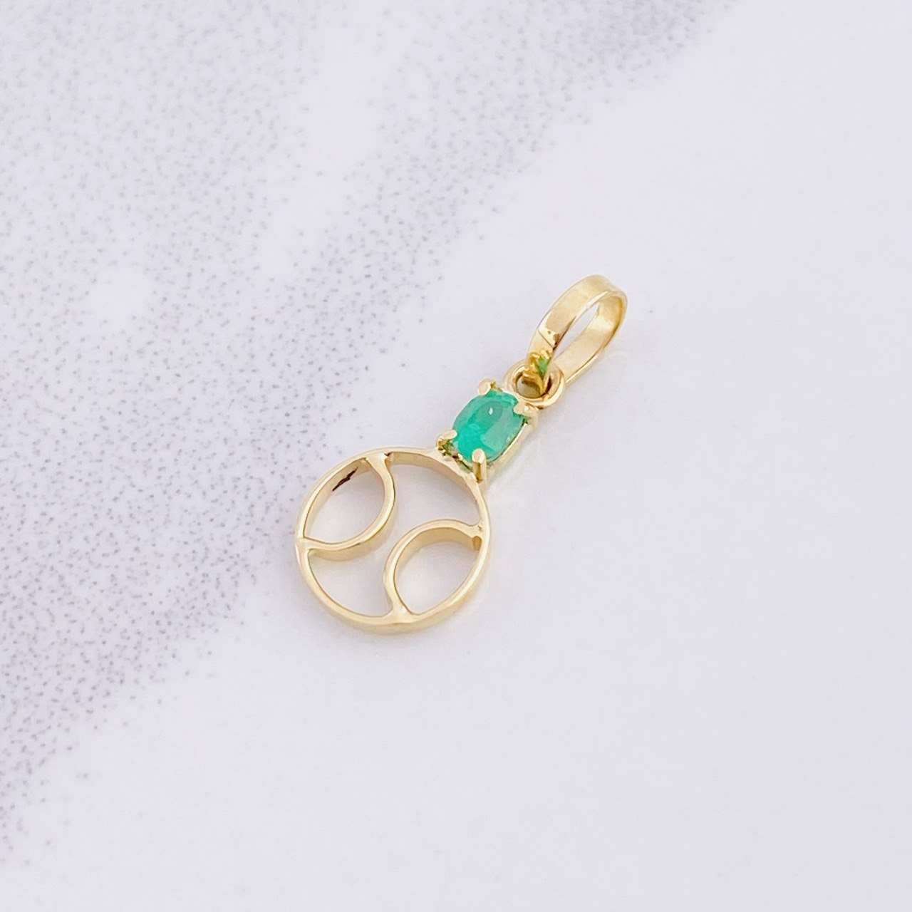 Dije Pelota De Tenis Esmeralda 8pts 0.4g / 1.6cm Oro Amarillo 18K