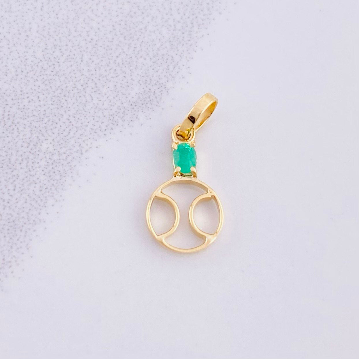 Dije Pelota De Tenis Esmeralda 8pts 0.4g / 1.6cm Oro Amarillo 18K