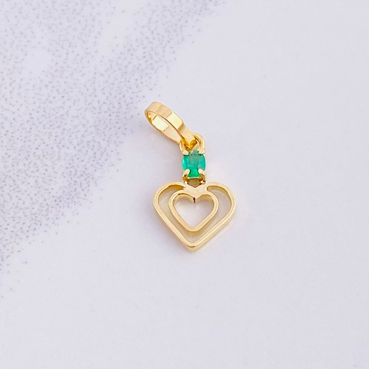 Dije Doble Corazón Esmeralda 3pts 0.4g / 1.5cm Oro Amarillo 18K