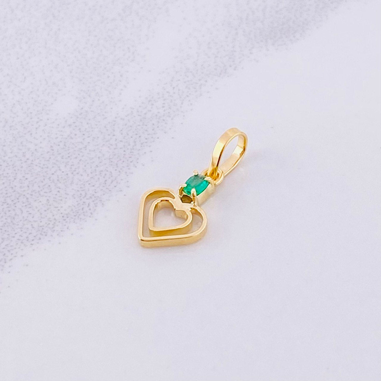 Dije Doble Corazón Esmeralda 3pts 0.4g / 1.5cm Oro Amarillo 18K