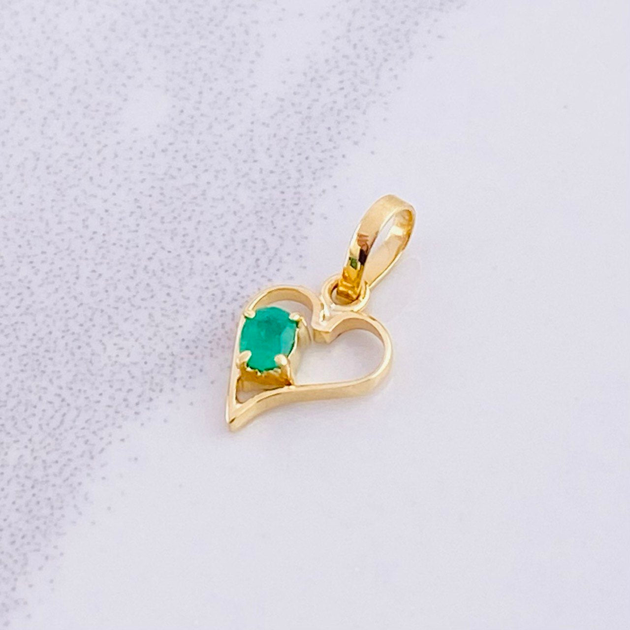 Dije Corazón Esmeralda 8pts 0.4g / 1.4cm Oro Amarillo 18K