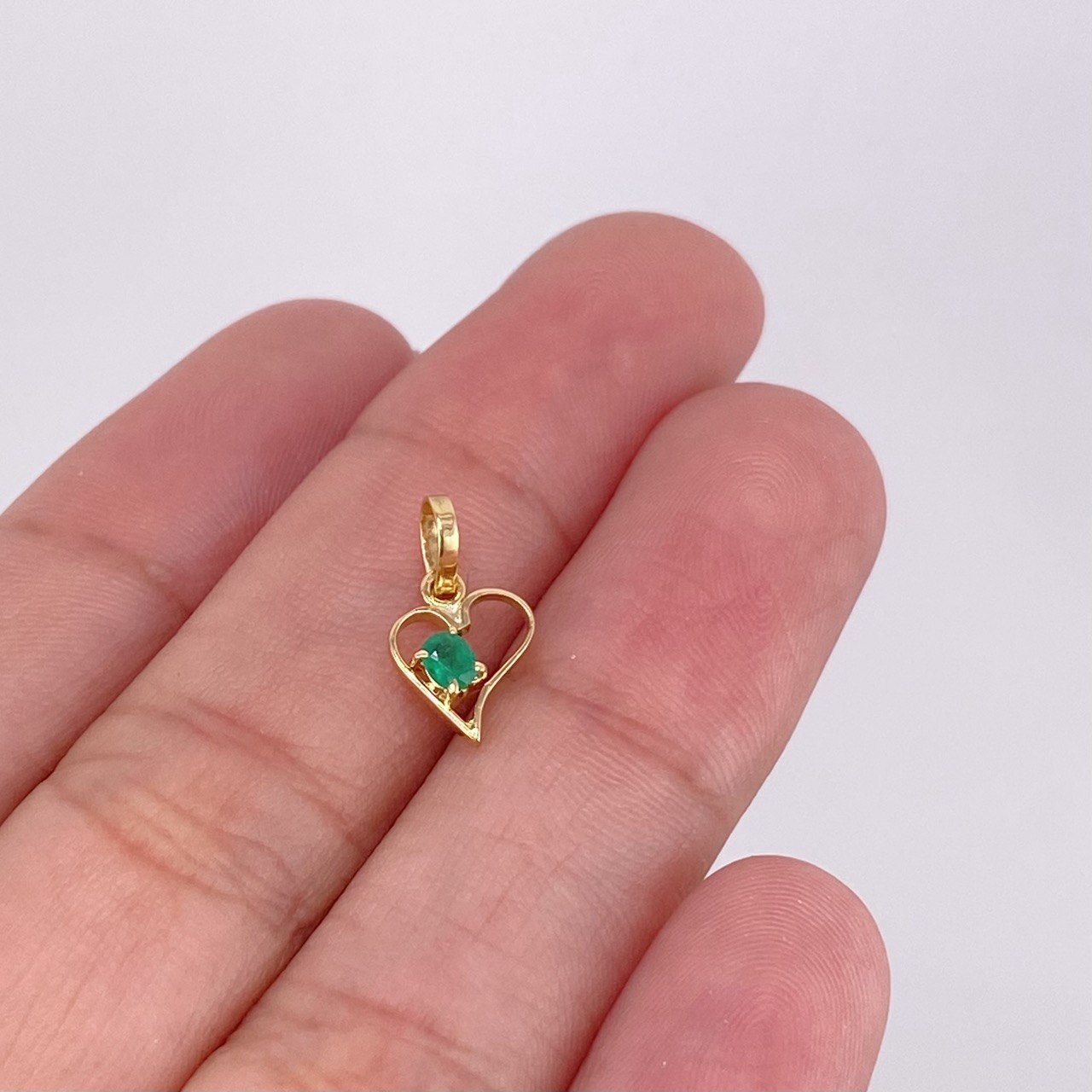 Dije Corazón Esmeralda 8pts 0.4g / 1.4cm Oro Amarillo 18K