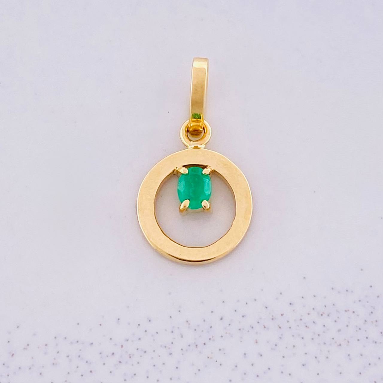 Dije Circulo Esmeralda 6pts 0.45g / 1.5cm Oro Amarillo 18K