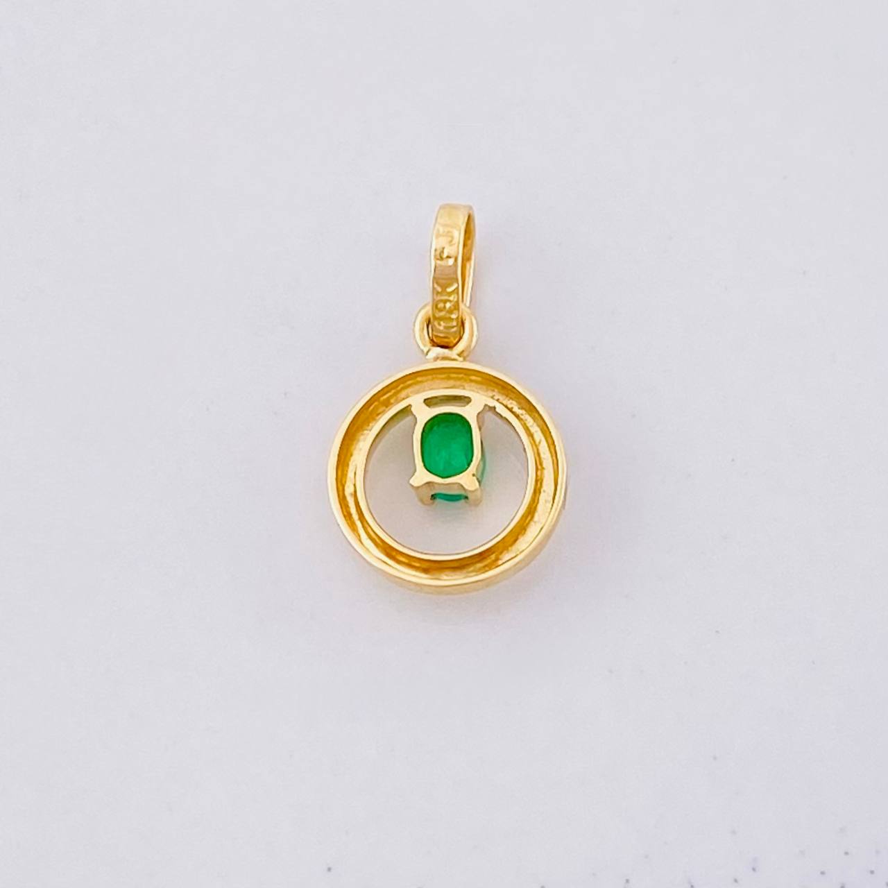 Dije Circulo Esmeralda 6pts 0.45g / 1.5cm Oro Amarillo 18K