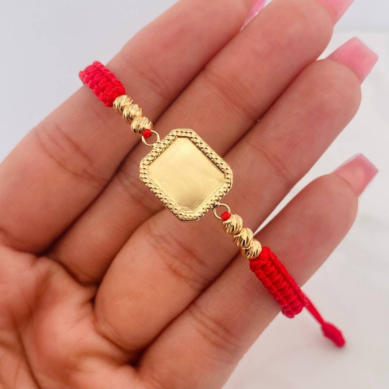 Pulsera Tejida Roja Placa Cuadrada Oro Amarillo 18K