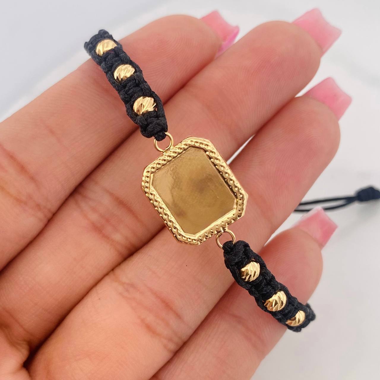 Pulsera Tejida Negra Placa Cuadrada Oro Amarillo 18K