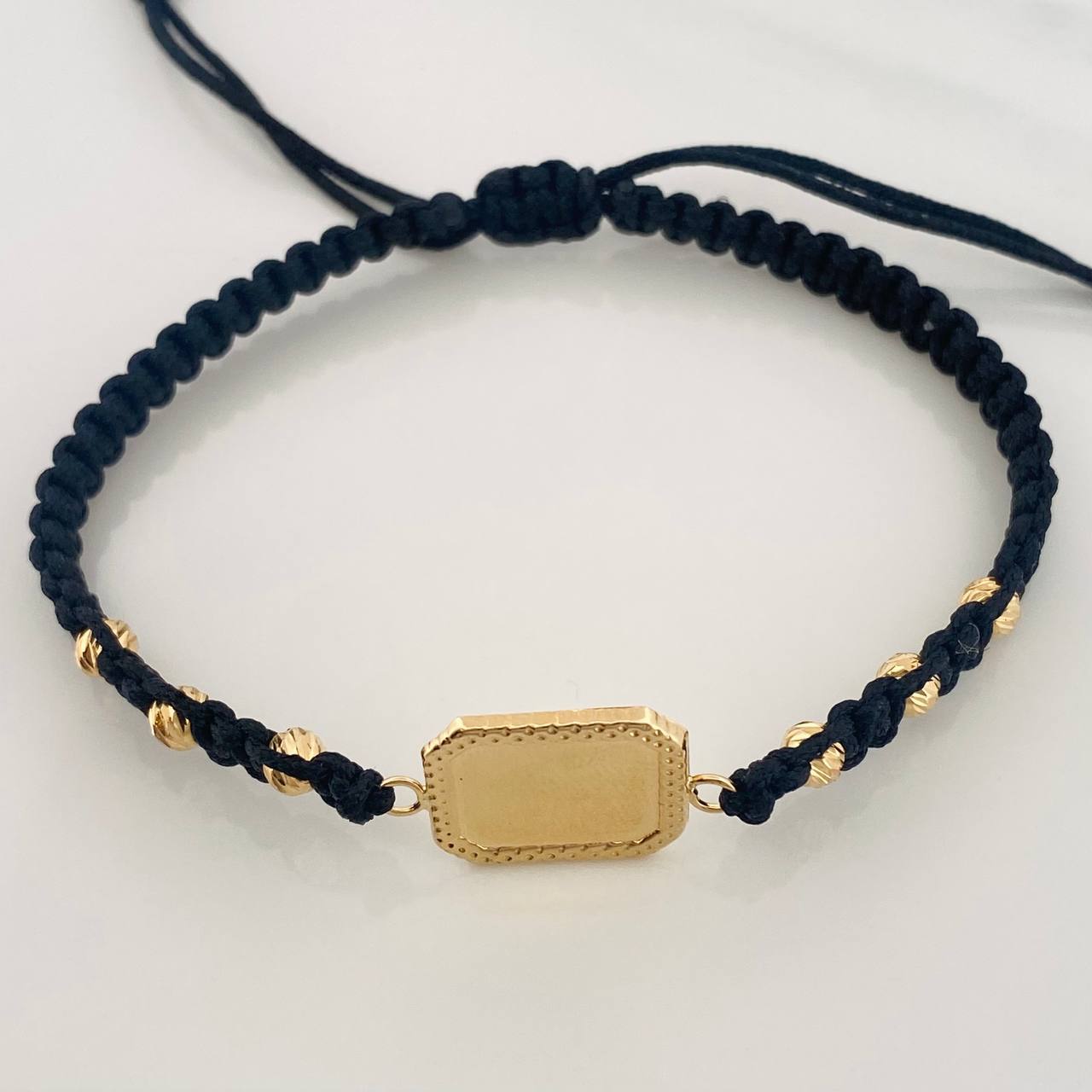 Pulsera Tejida Negra Placa Cuadrada Oro Amarillo 18K