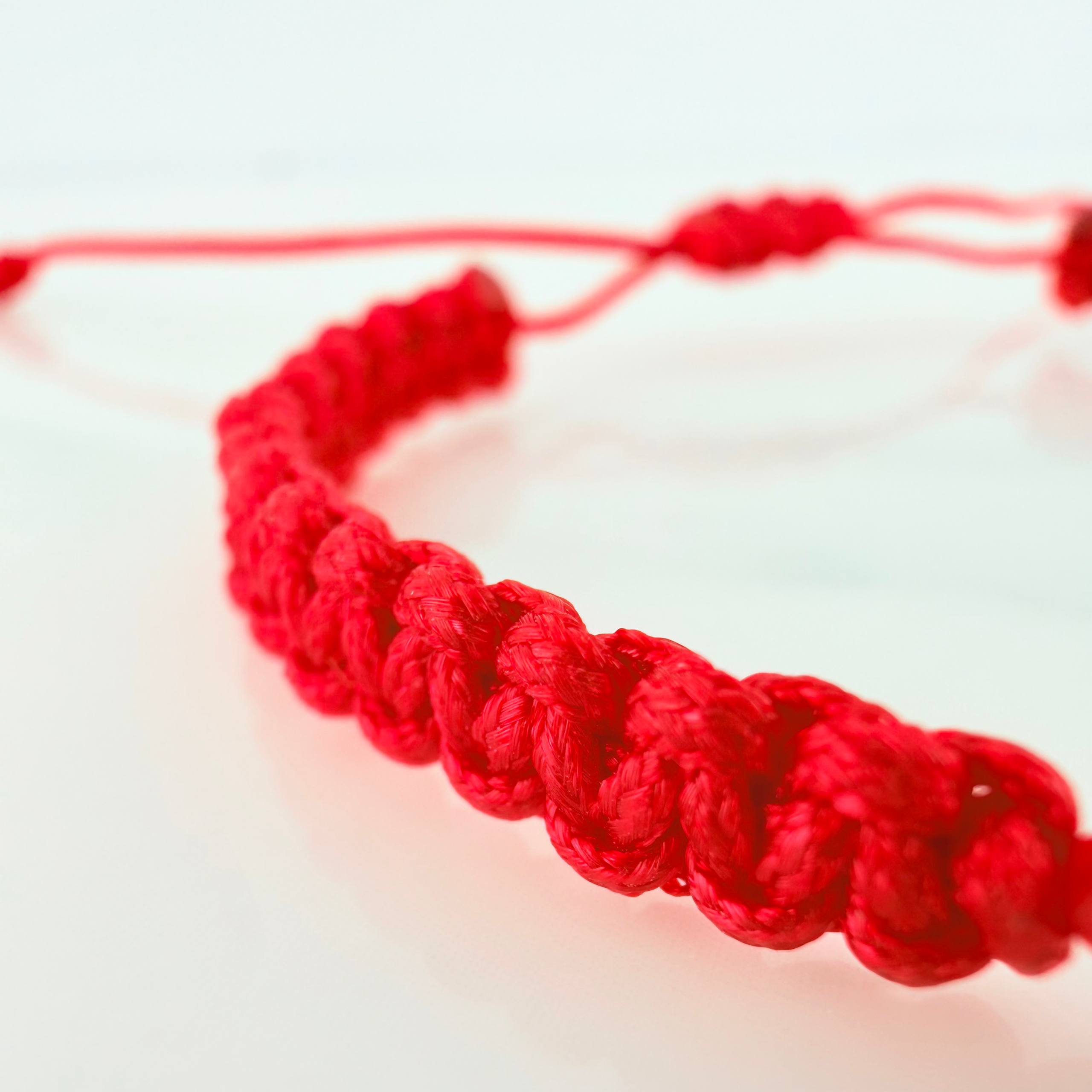 Pulsera Tejida Roja Ojos Turcos Bolas Diamantadas 5Und Oro Amarillo 18K