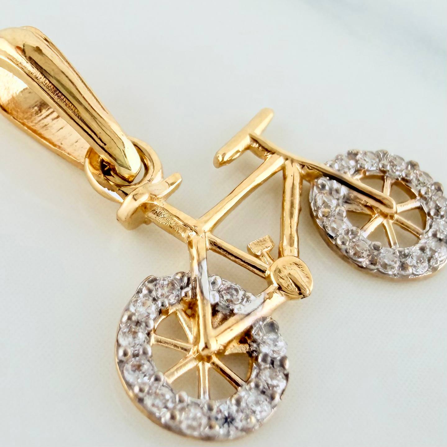 Dije Bicicleta 0.95 g / 1.8 cm Dos Oros Amarillo Blanco 18K