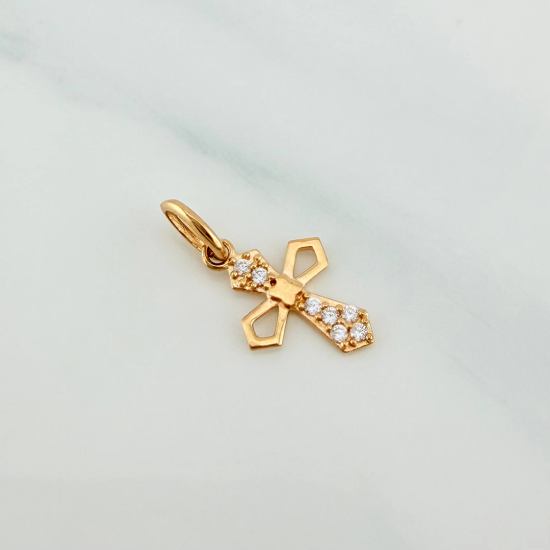 Dije Cruz Gotica 0.55 g / 1.8 cm Oro Amarillo 18K