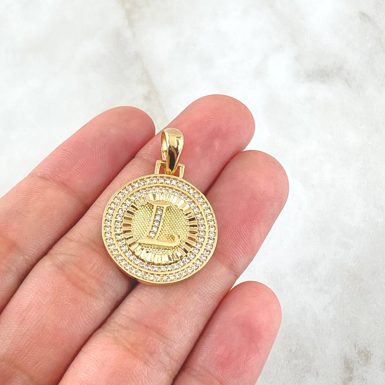 Dije Medalla Letra L 4.45gr / 3cm / Oro Amarillo 18K