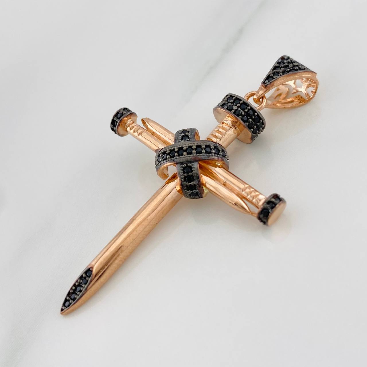 Dije Clavo 5.95g / 5cm Dos Oros Negro Rosa 18K