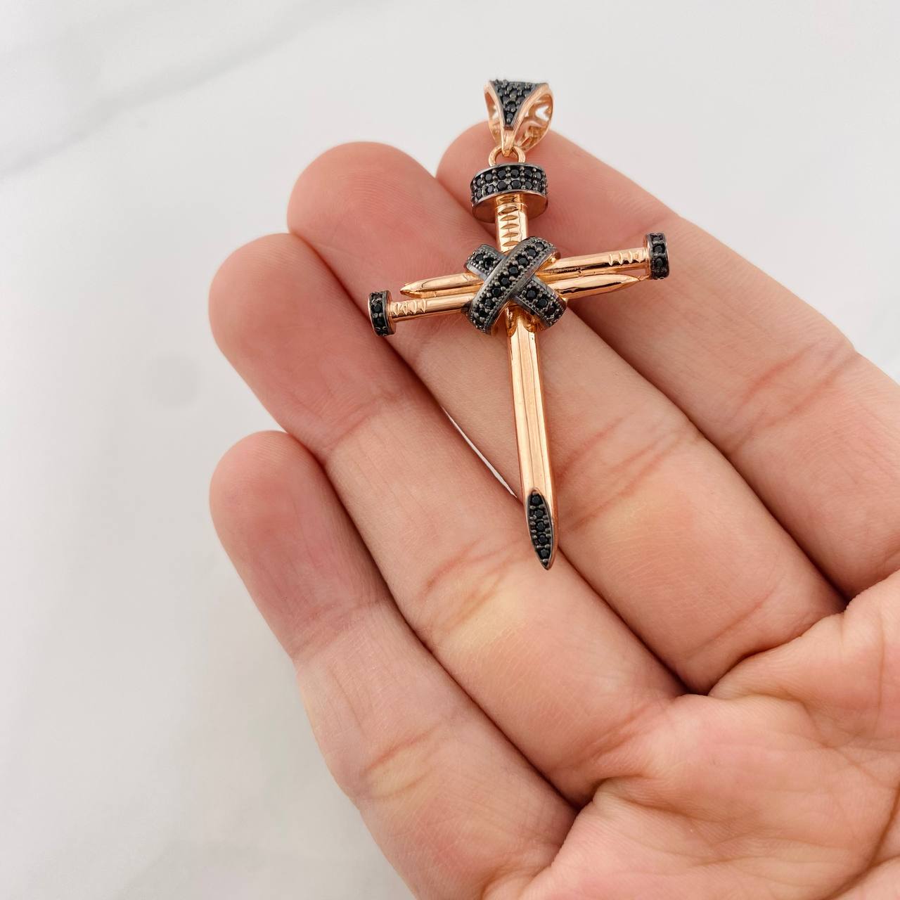 Dije Clavo 5.95g / 5cm Dos Oros Negro Rosa 18K