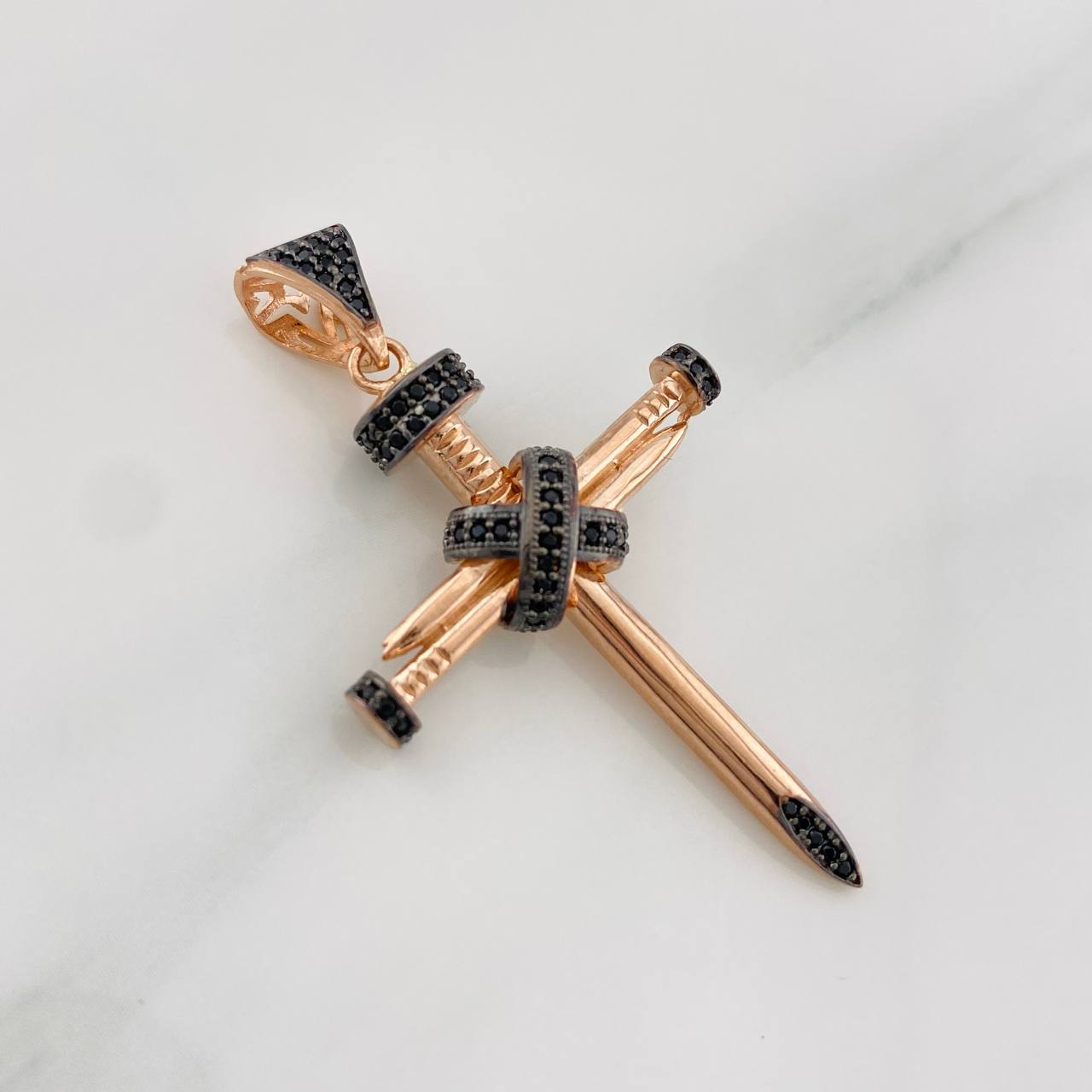 Dije Clavo 5.95g / 5cm Dos Oros Negro Rosa 18K