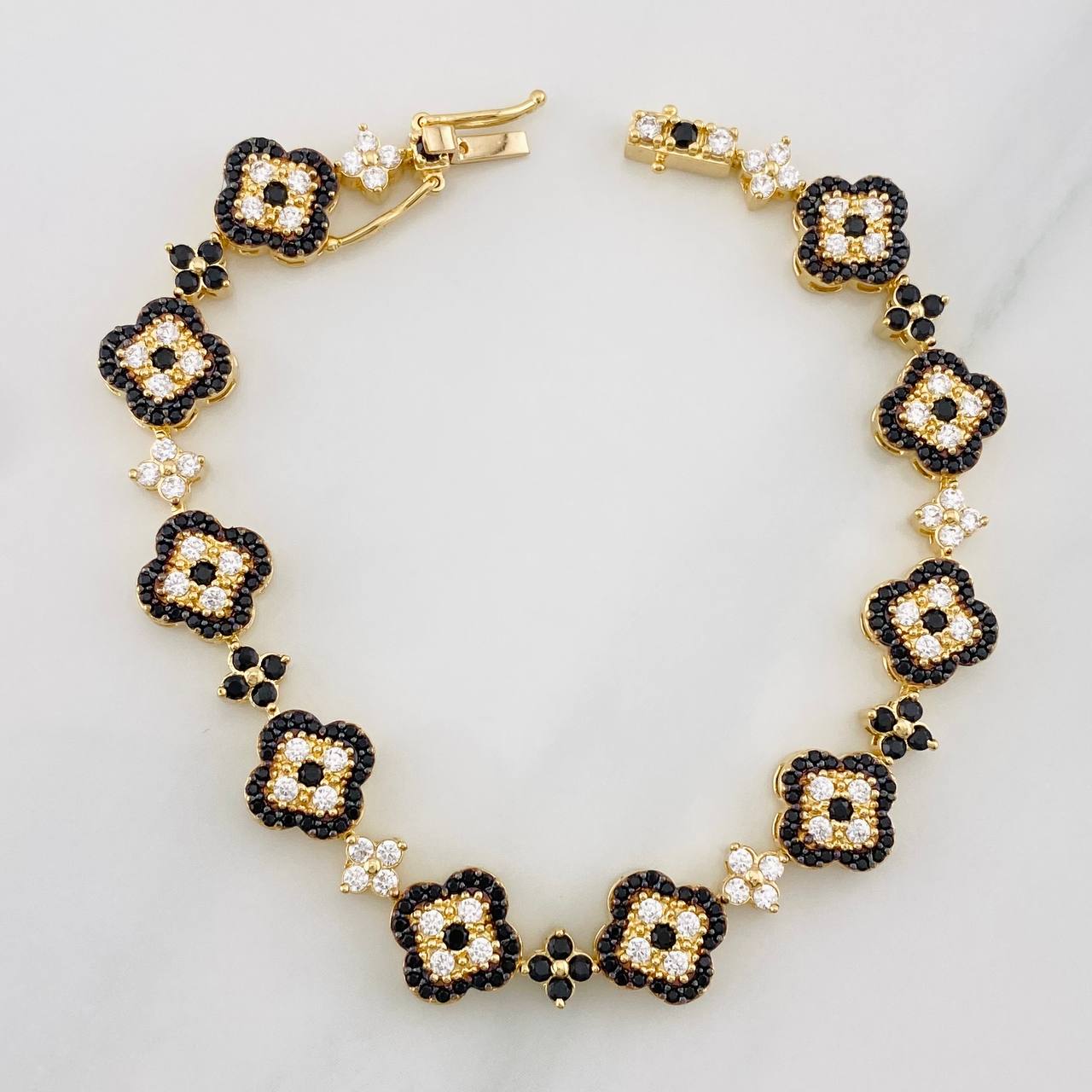 Pulso Trebol Flores 15.60g / 18.05cm / 10.13mm Oro Amarillo 18K