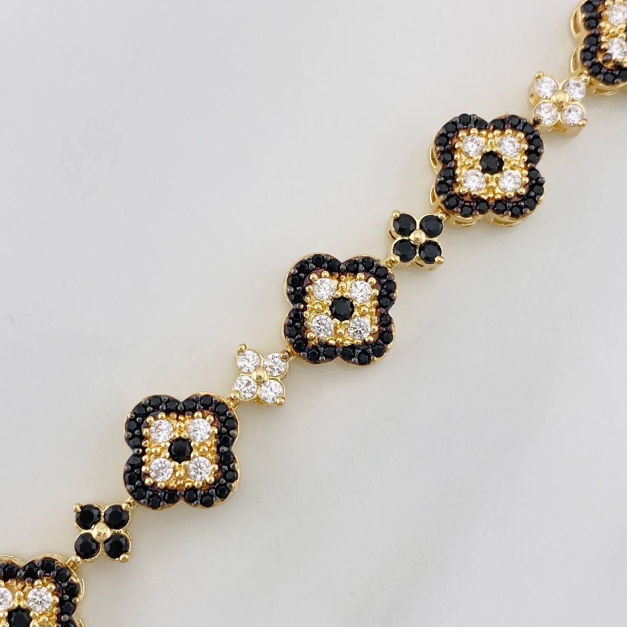 Pulso Trebol Flores 15.60g / 18.05cm / 10.13mm Oro Amarillo 18K