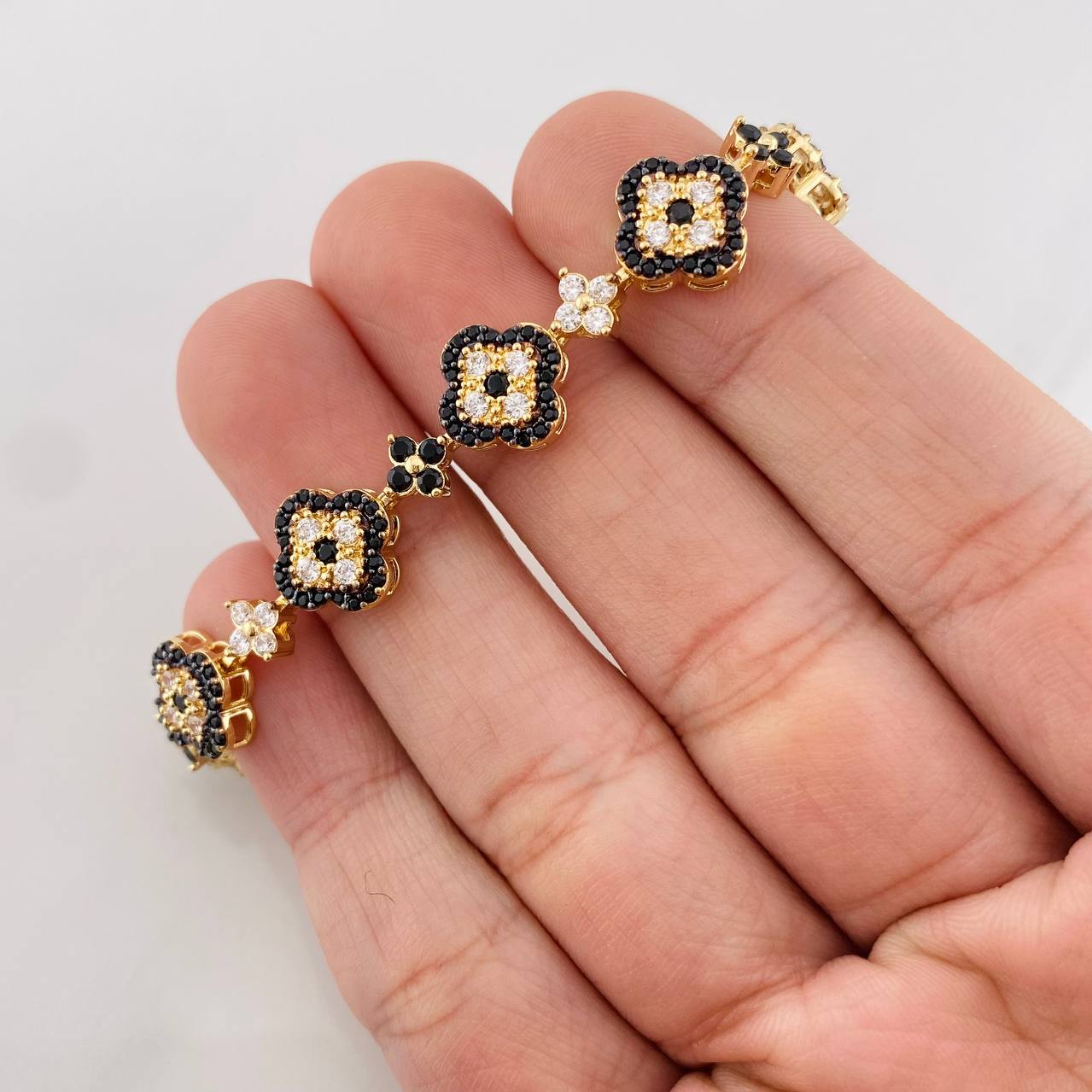 Pulso Trebol Flores 15.60g / 18.05cm / 10.13mm Oro Amarillo 18K