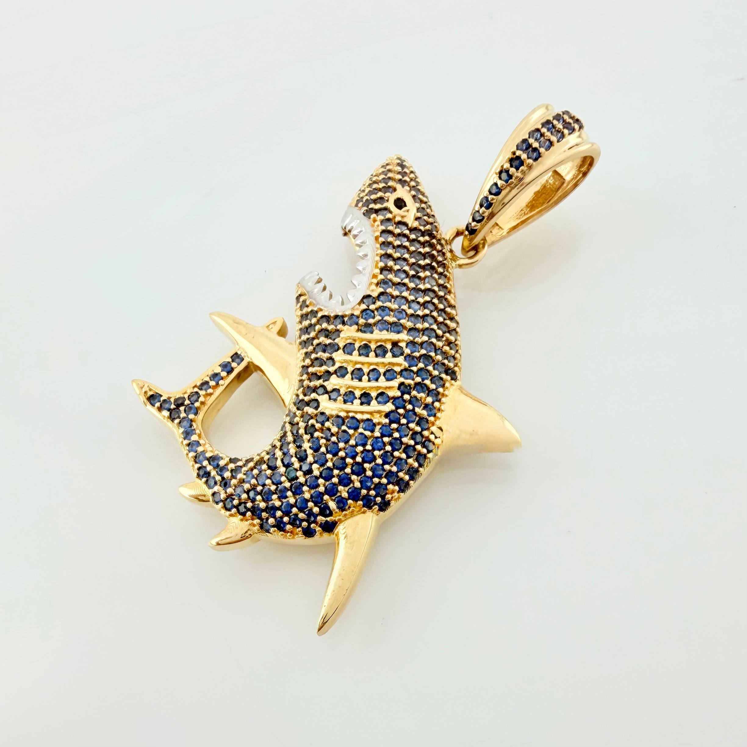 Dije Tiburon 8.35gr / 4.5cm / Dos Oros Amarillo Blanco 18K
