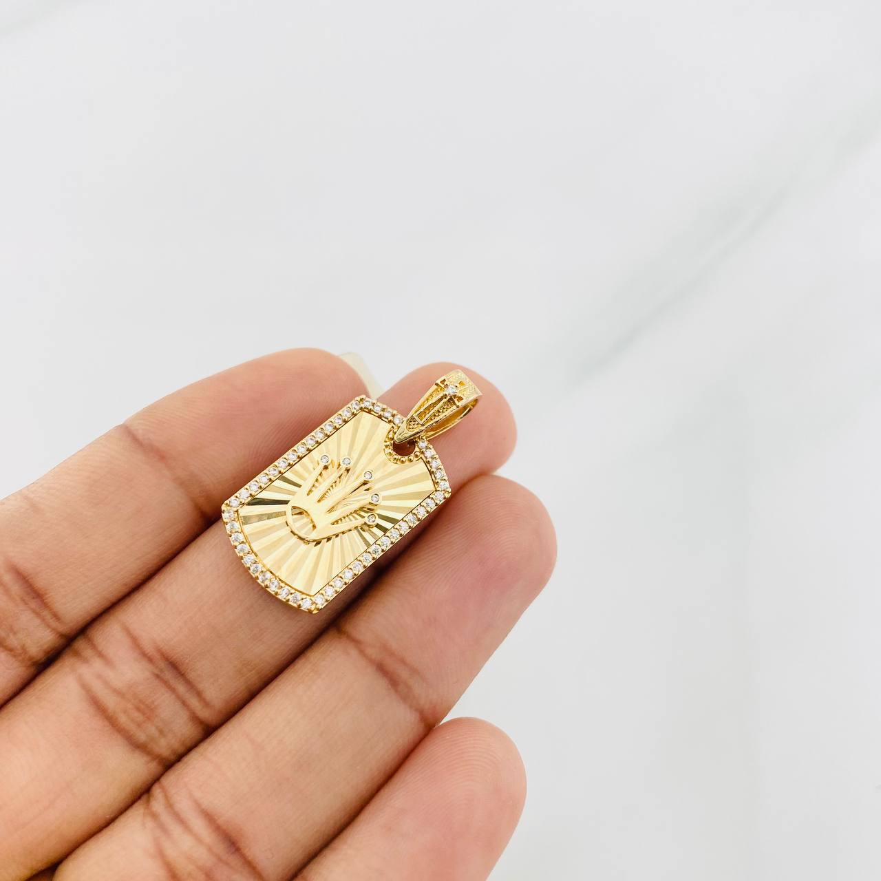Dije Placa Corona 3.7g / 3cm Oro Amarillo 18K