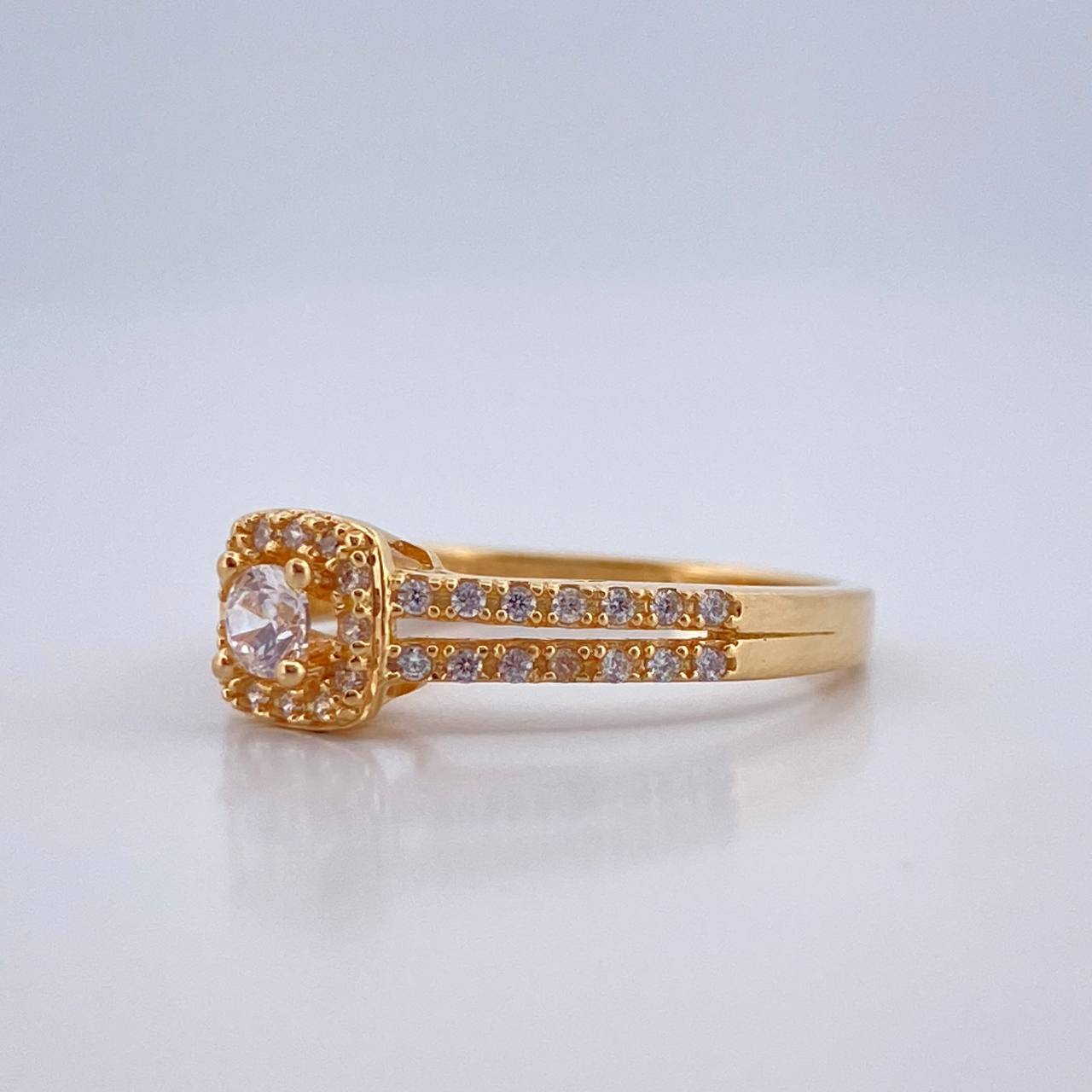 Anillo Halo Cuadrado 2.45gr / T6 1/4 / Oro Amarillo 18K &