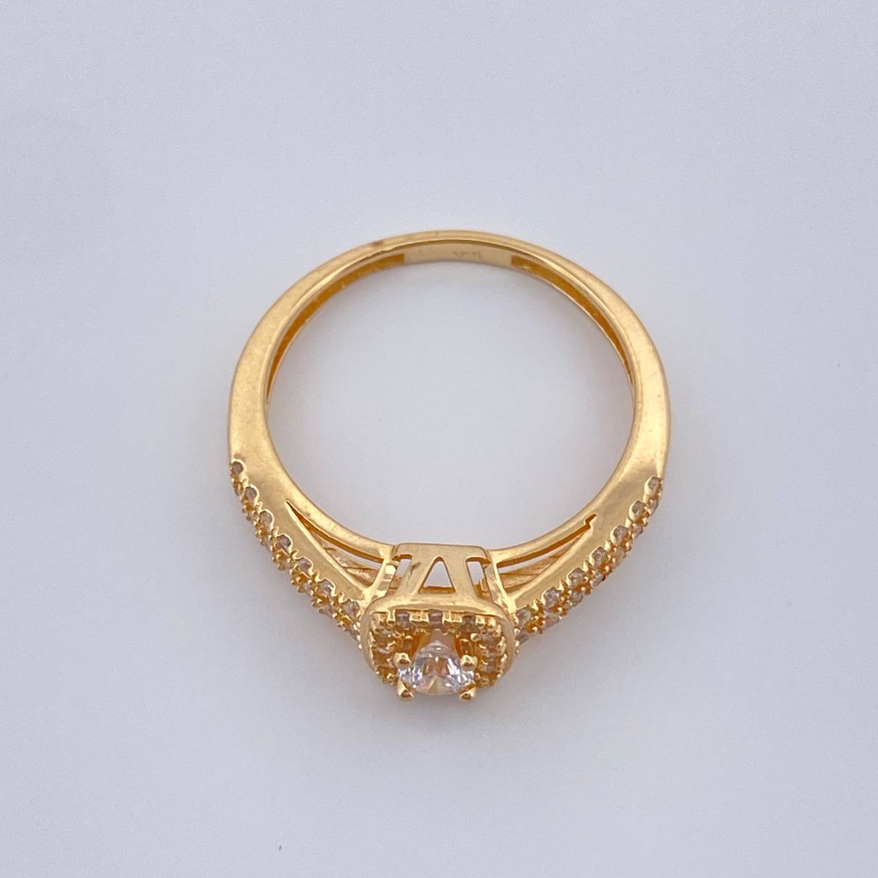 Anillo Halo Cuadrado 2.45gr / T6 1/4 / Oro Amarillo 18K &