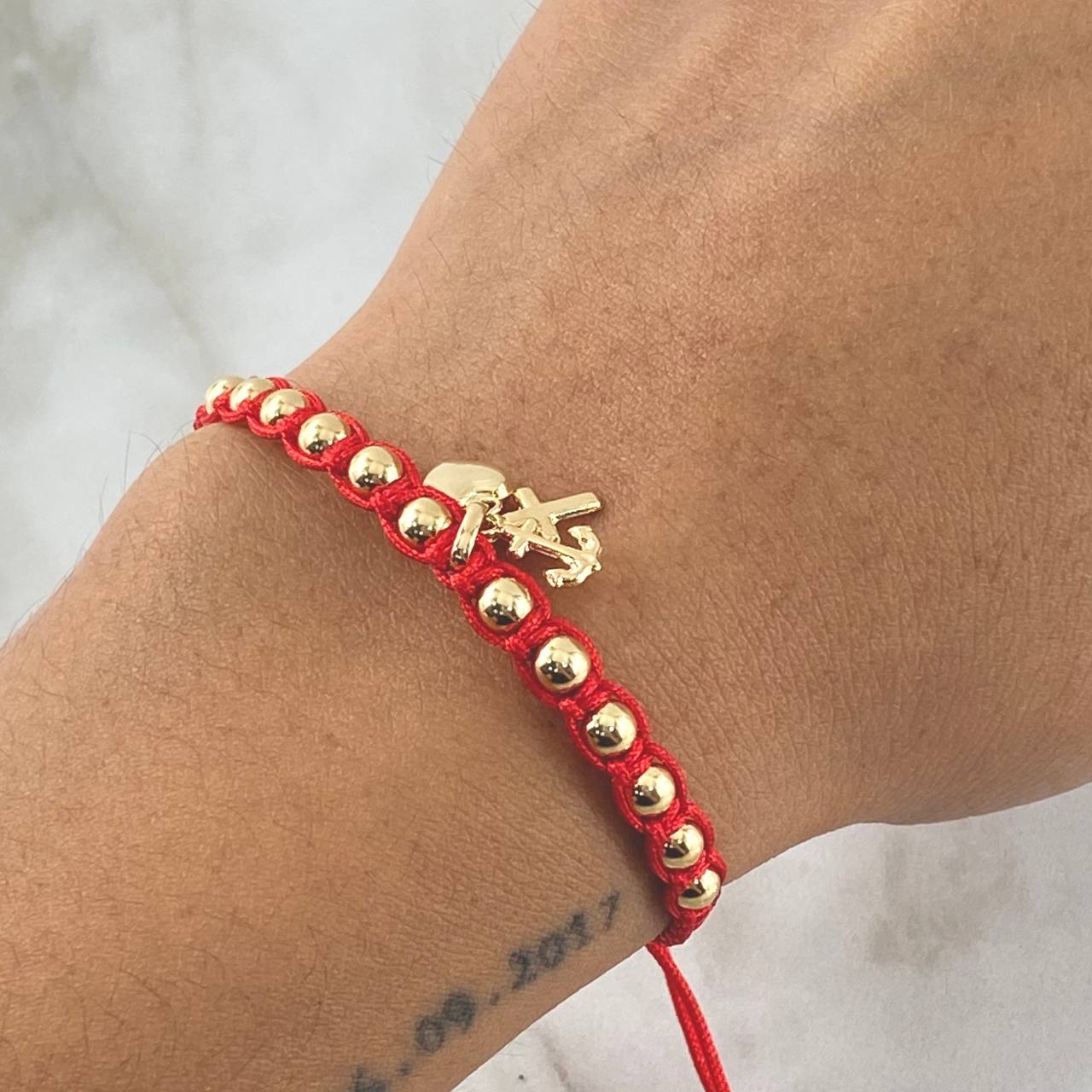 Pulsera Roja Dije Tres Gracias 1.65gr / 4mm Bolas Lisas 12 und Oro Amarillo 18K  ©