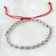 Pulsera Roja Retazo GC 2.85gr / 3mm-4mm Bolas Lisas 10 und Diamantadas 8 und Oro Blanco 18K ©