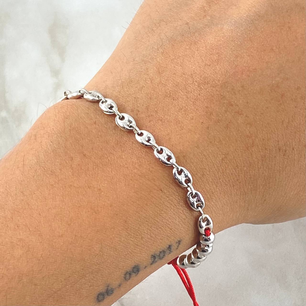 Pulsera Roja Retazo GC 2.85gr / 3mm-4mm Bolas Lisas 10 und Diamantadas 8 und Oro Blanco 18K ©