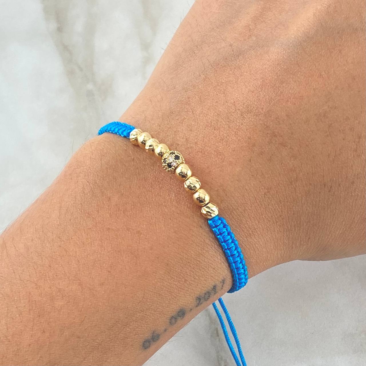 Pulsera Azul Herraje Cilindro Abultado Circones Blancos Negros 1.25gr / 4mm Bolas Diamantadas 4 und Lisas 4 und Oro Amarillo 18K *
