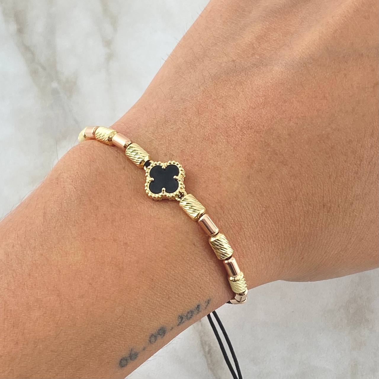 Pulsera Negra Herraje Trébol VCyA Onix Negro 2.9gr / 3mm-4mm Cilindros Diamantados 6 und Lisos 8 und Dos Oros Amarillo Rosa 18K *