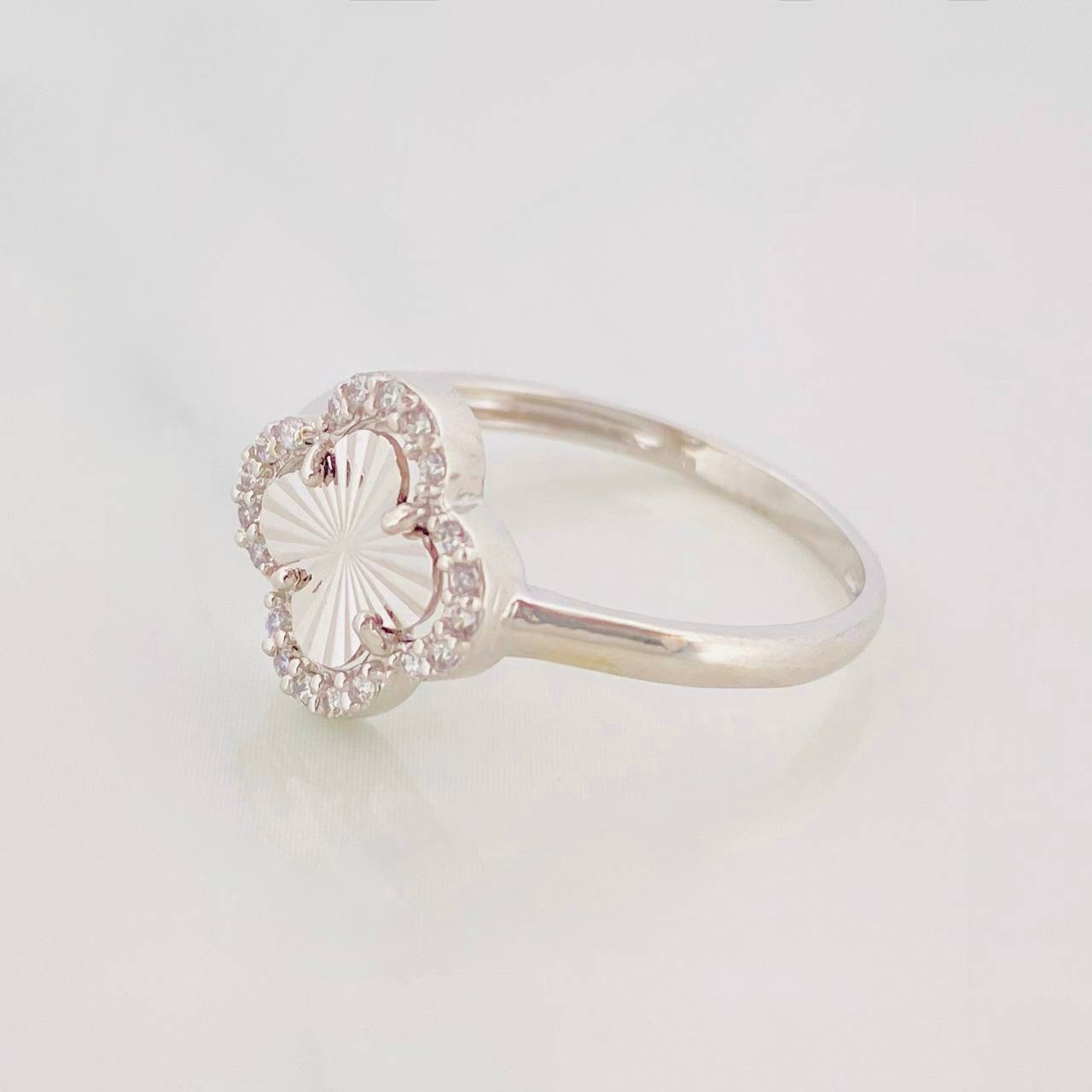 Anillo Trebol 2g / T6 1/2 Oro Blanco 18K