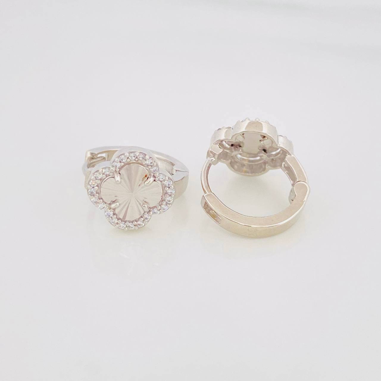 Candongas Trebol 2.8g / 1.3cm Oro Blanco 18K