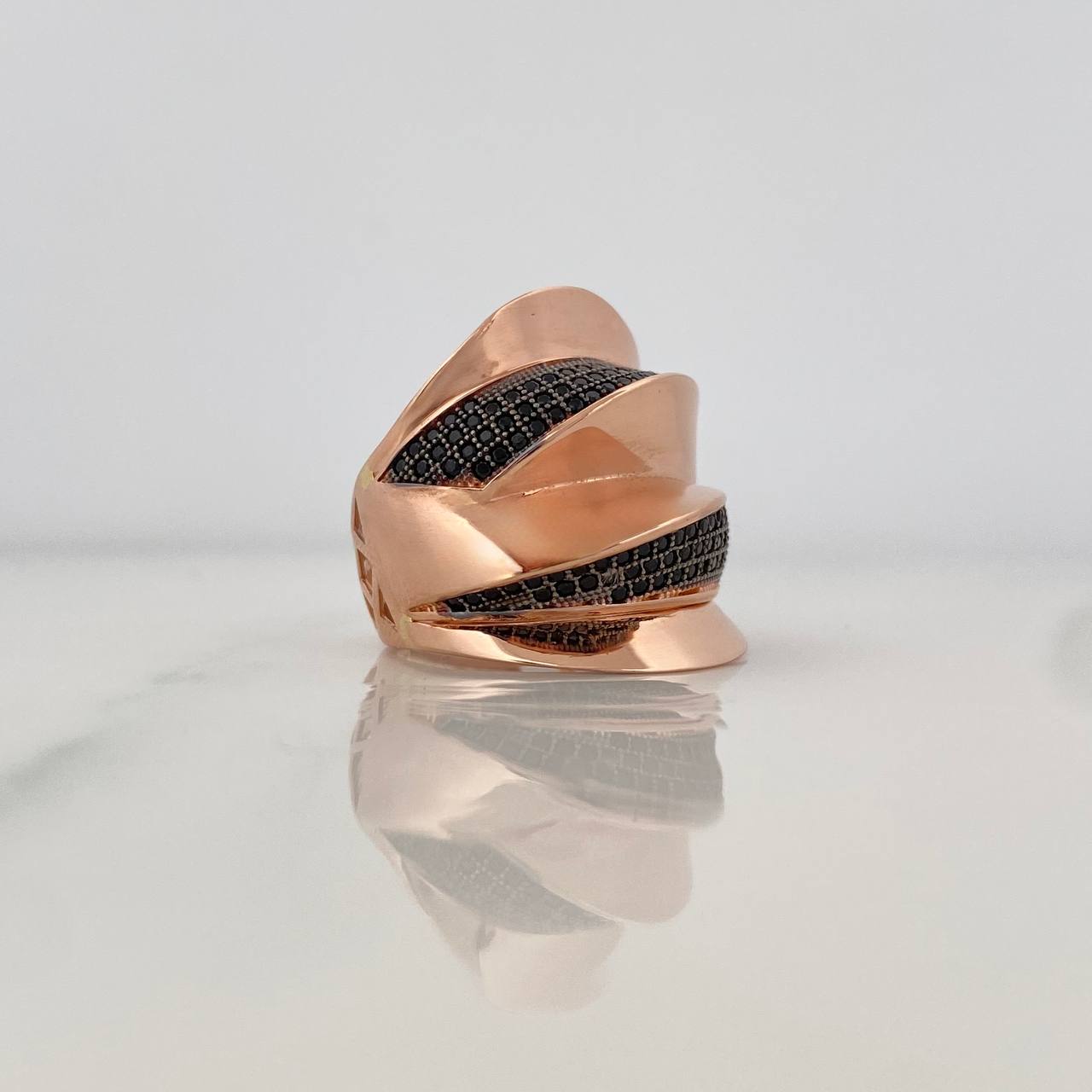 Anillo Relieves 7.3g / T5 1/2 Dos Oros Negro Rosa 18K