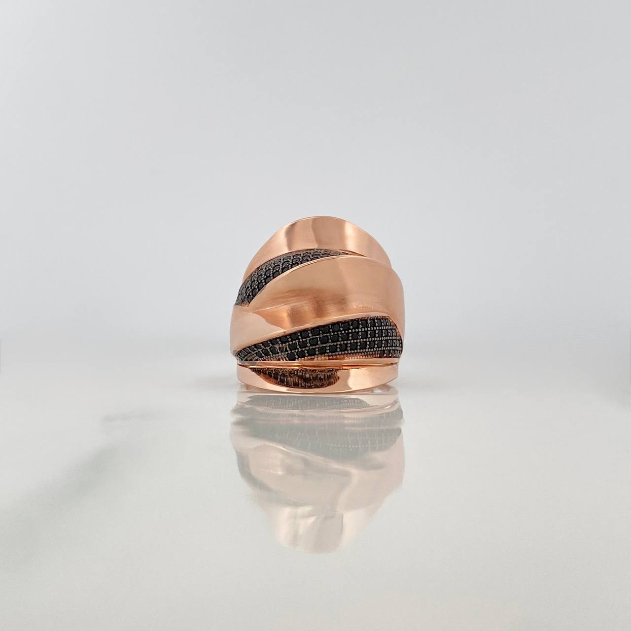 Anillo Relieves 7.3g / T5 1/2 Dos Oros Negro Rosa 18K