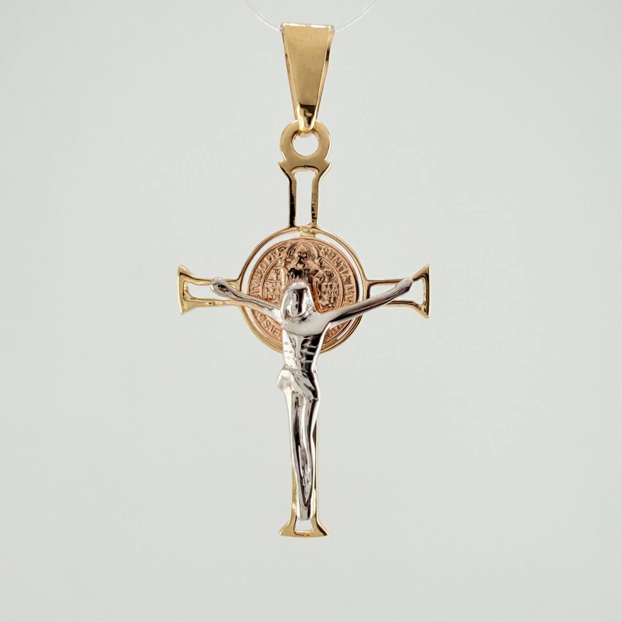 Dije Cruz Cristo San Benito  2.9gr / 4.2cm / Tres Oros 18K &