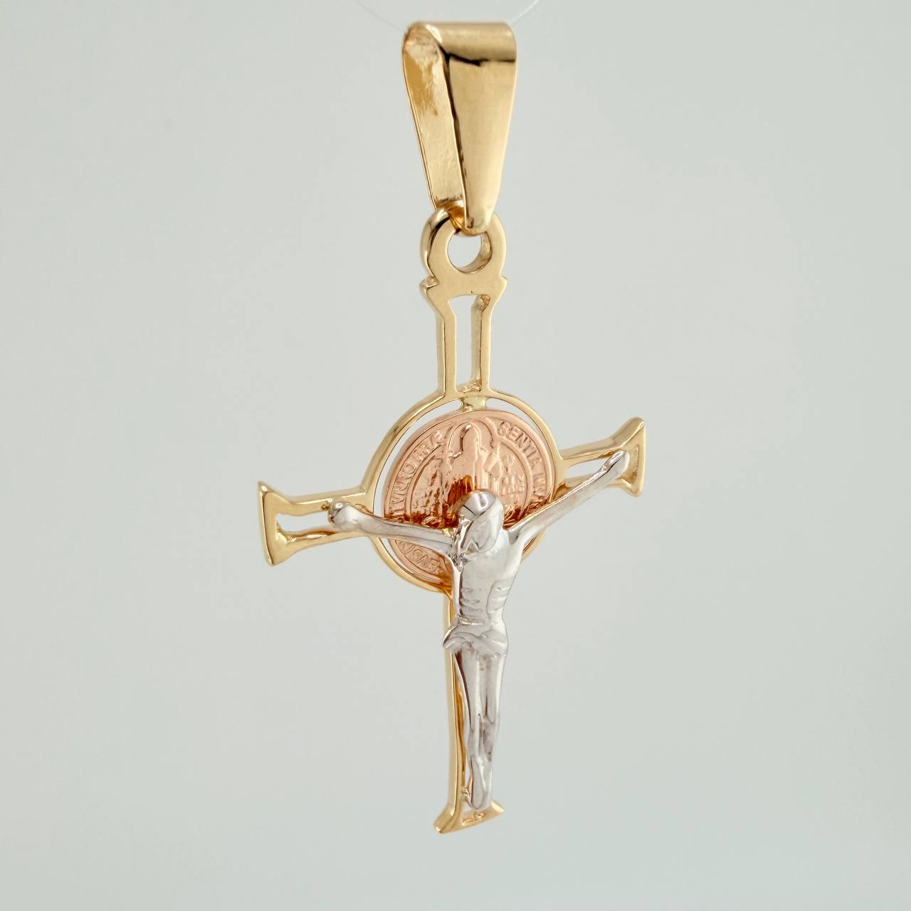 Dije Cruz Cristo San Benito  2.9gr / 4.2cm / Tres Oros 18K &