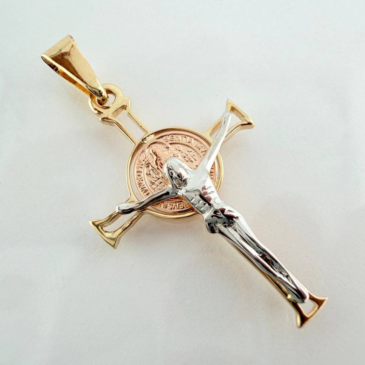 Dije Cruz Cristo San Benito  2.9gr / 4.2cm / Tres Oros 18K &