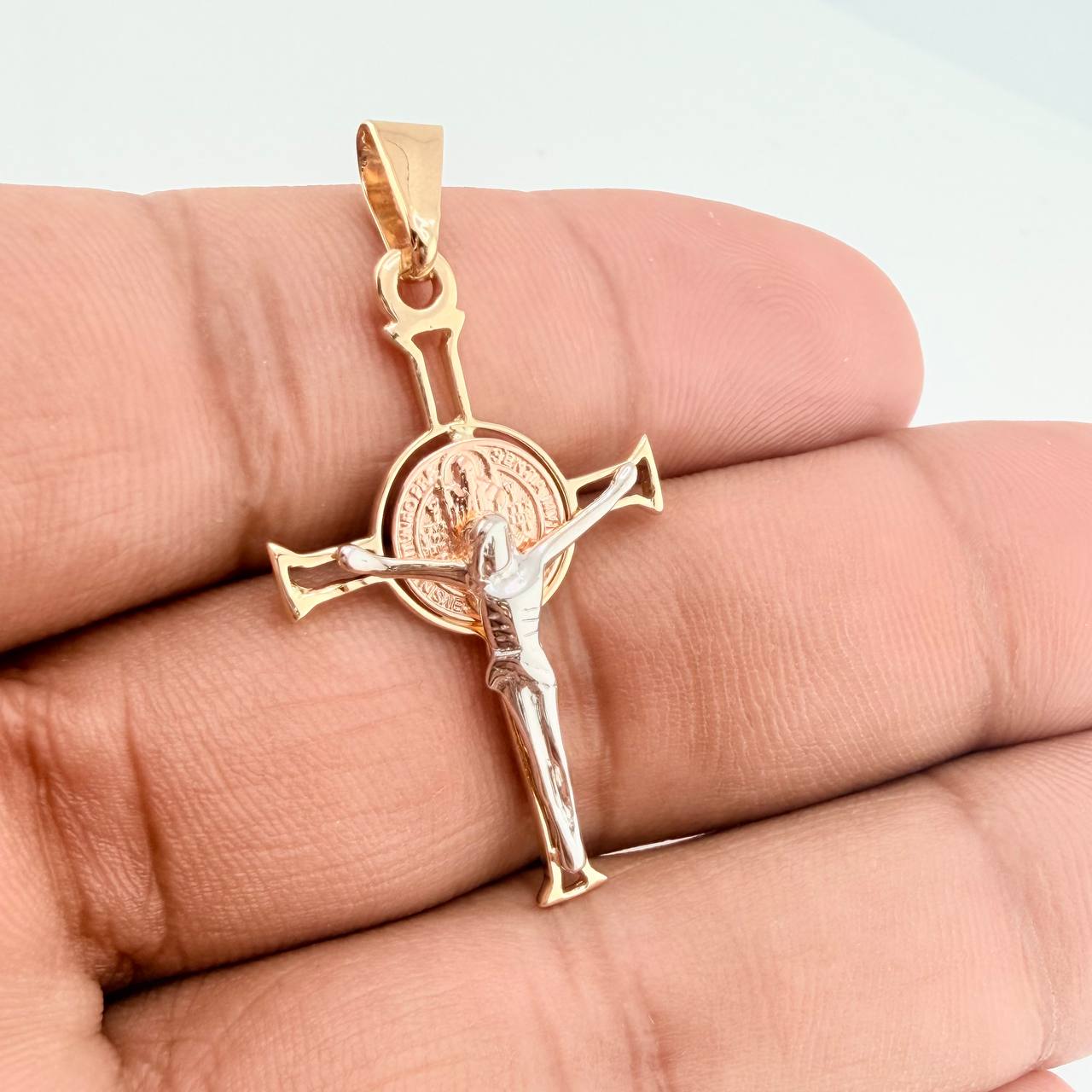 Dije Cruz Cristo San Benito  2.9gr / 4.2cm / Tres Oros 18K &