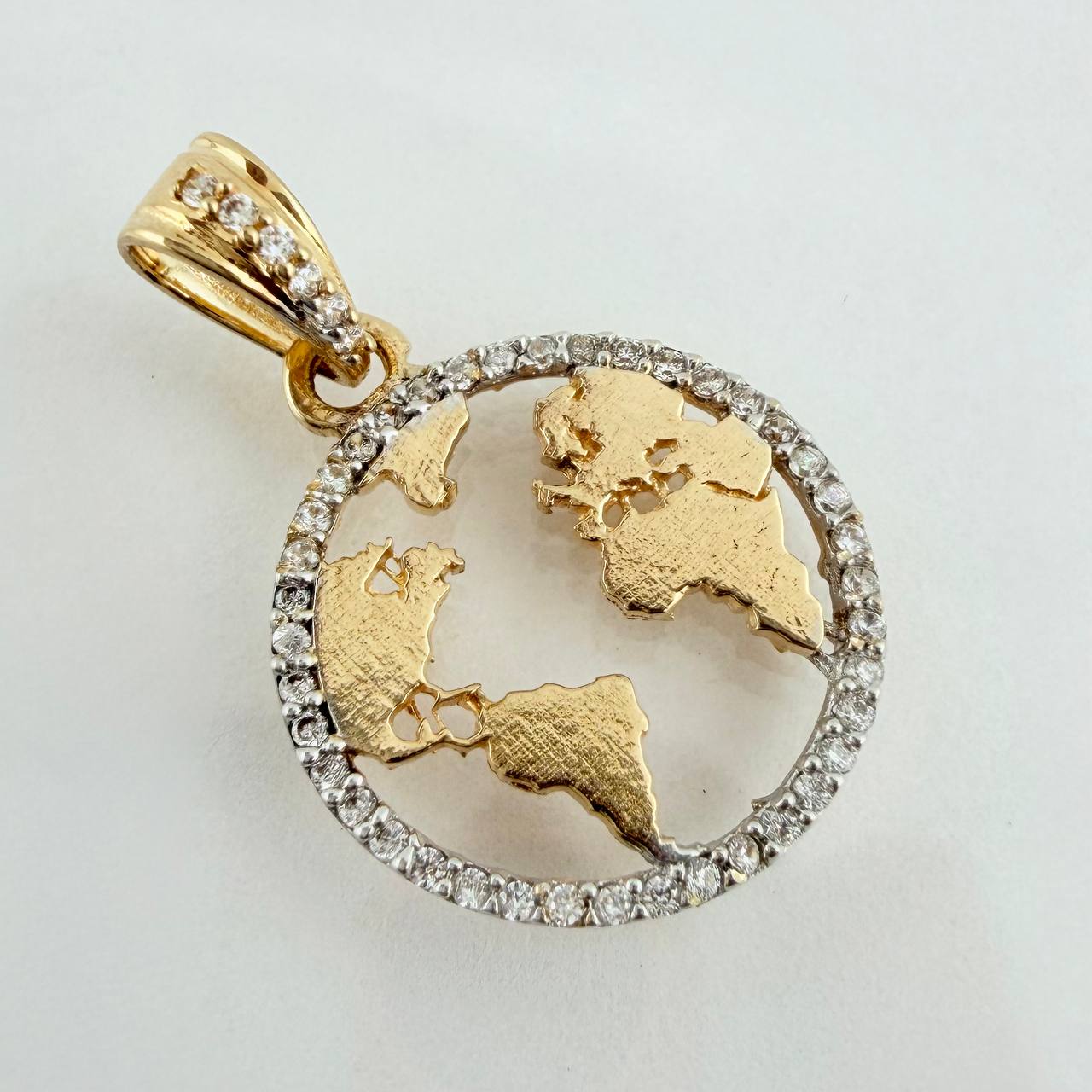 Dije Silueta Tierra 2.15gr / 2.5cm / Dos Oros Amarillo Blanco 18K