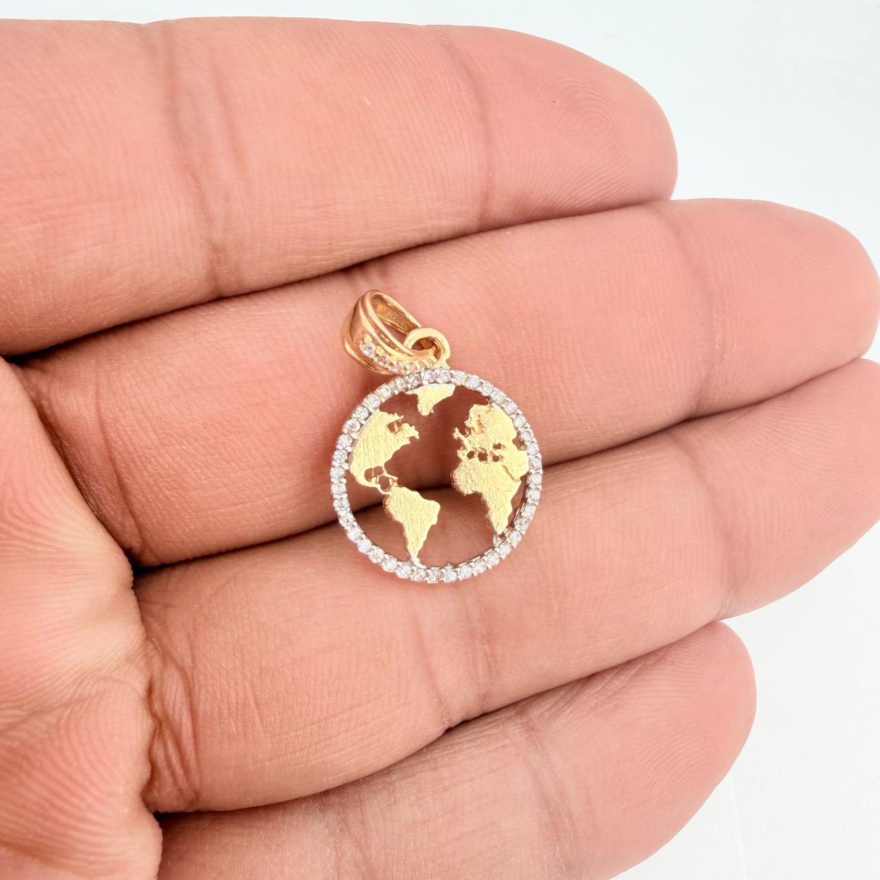 Dije Silueta Tierra 2.15gr / 2.5cm / Dos Oros Amarillo Blanco 18K