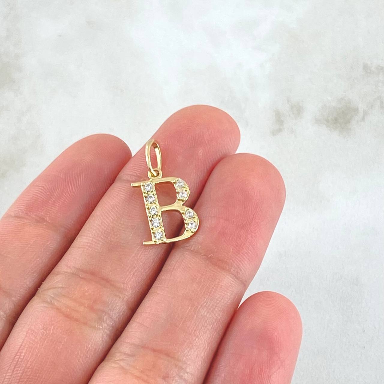 Dije Letra B Silueta 0.95gr / 1.8cm / Oro 18K ©