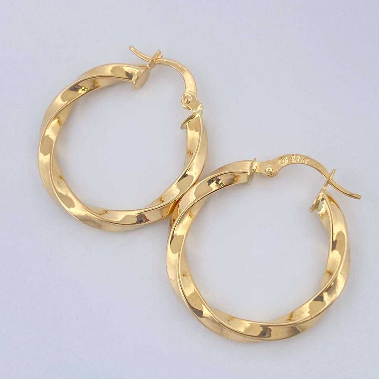Candongas Kari 2.2gr / 2.5cm / Oro Amarillo 18K $