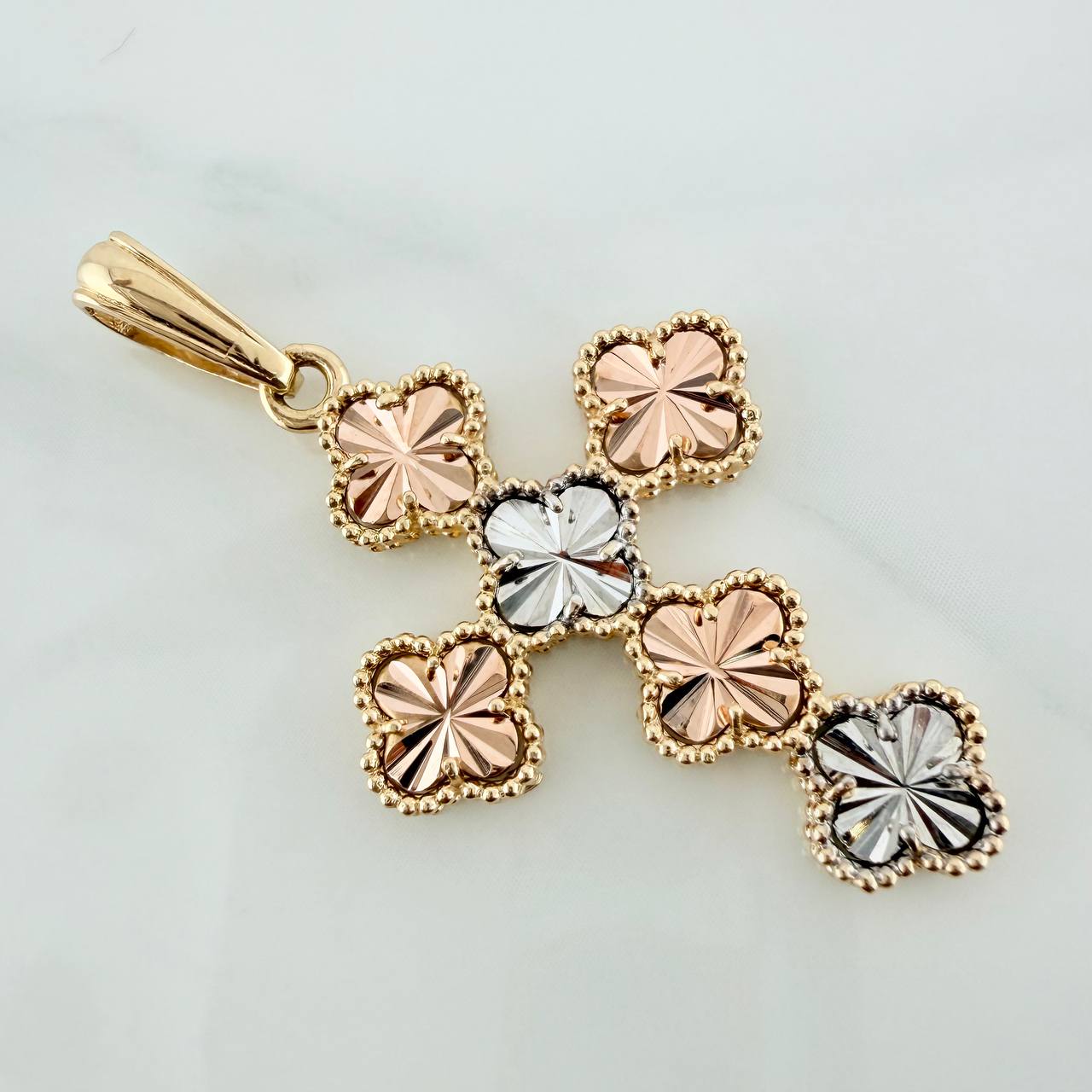 Dije Cruz Trebol 4.5gr / 4.1cm / Tres Oros Nac.Esp. 18K $