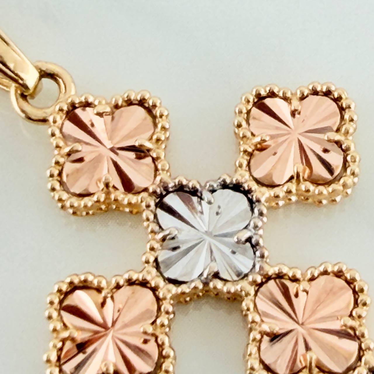 Dije Cruz Trebol 4.5gr / 4.1cm / Tres Oros Nac.Esp. 18K $