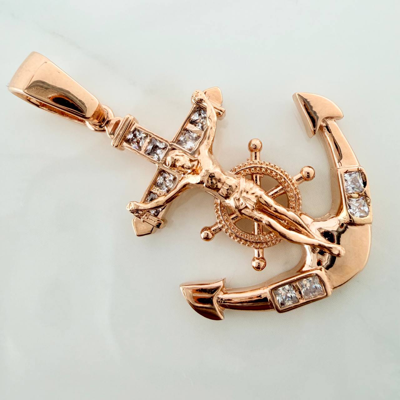 Dije Cruz Cristo Ancla 6.85gr / 4.1cm / Oro Rosa 18K $